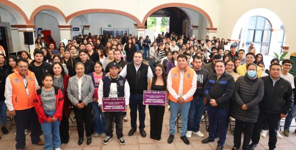 Entrega Gaspar Trueba Becas a 155 Universitarios Colonenses