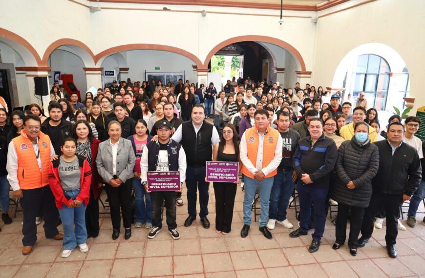 Entrega Gaspar Trueba Becas a 155 Universitarios Colonenses