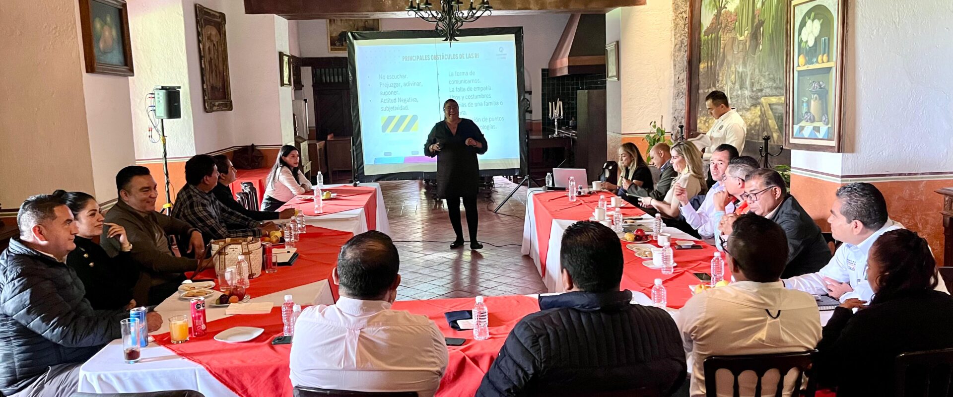 Trabajadores Municipales Mejoran en Servicio al Público