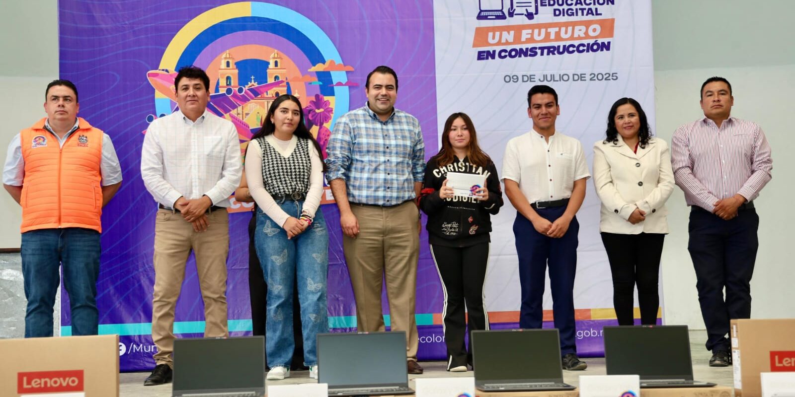 Beneficia Gaspar Trueba a 432 estudiantes con Lap Tops y Tablets