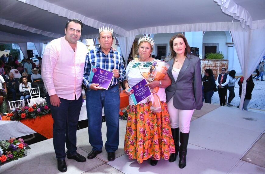 Coronan a la Reina y Rey de la Tercera Edad