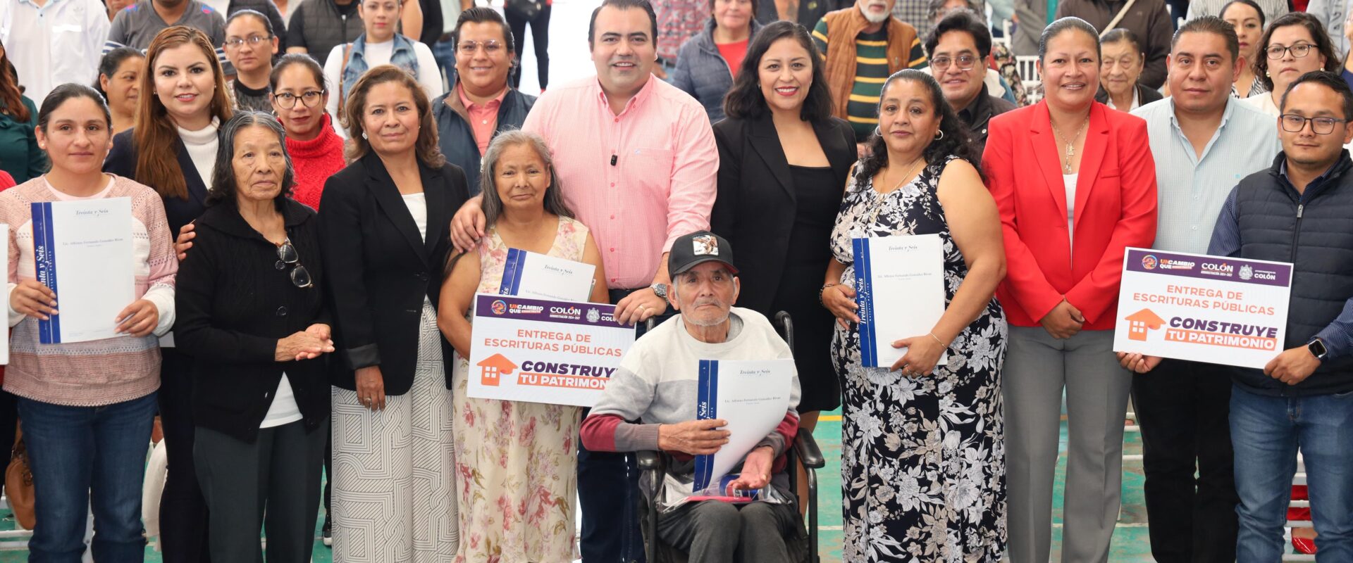 Entrega Gaspar Trueba Escrituras Públicas a 174 Familias