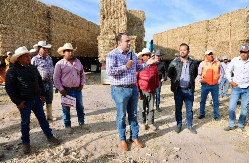 Beneficia Gaspar Trueba con Forraje para Ganado