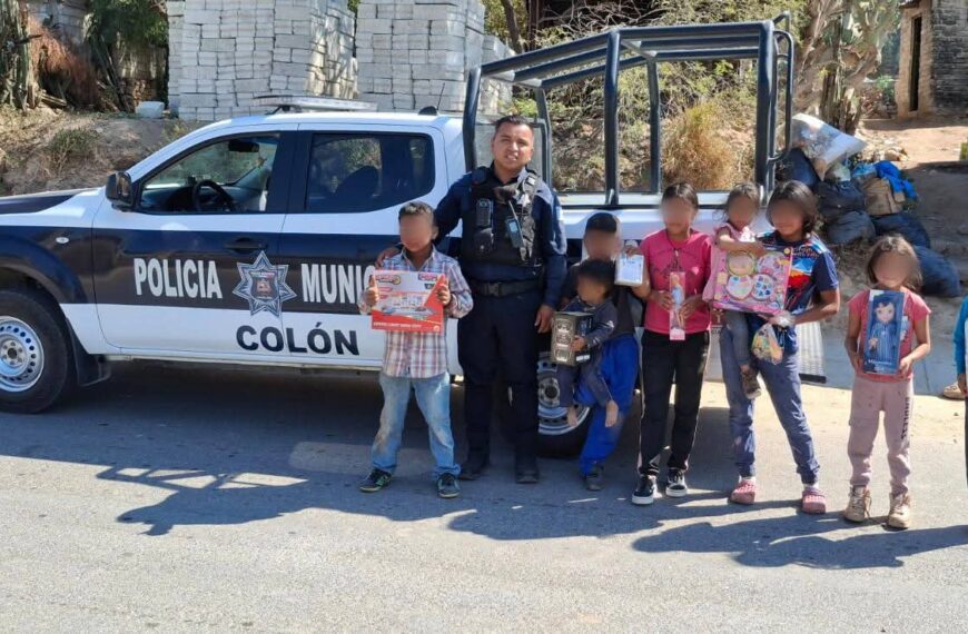 Policías de Colón Apoyaron a los Reyes Magos en Entrega de Regalos