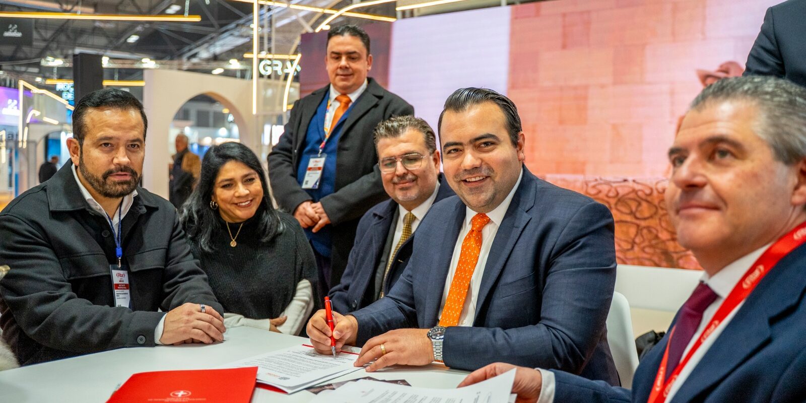 Firma Gaspar Trueba Acuerdo de Colaboración entre Colón y Cofradía de Córdoba