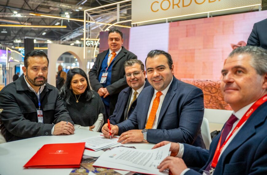 Firma Gaspar Trueba Acuerdo de Colaboración entre Colón y Cofradía de Córdoba