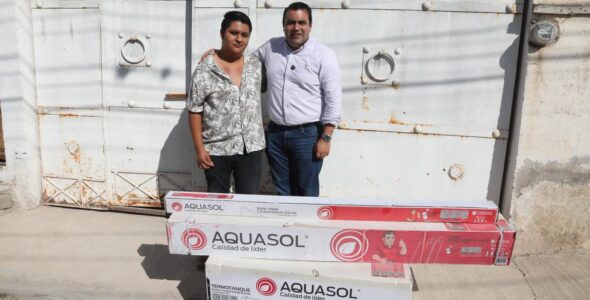 Entrega Gaspar Trueba Calentadores Solares para Mejorar Economía familiar en San Ildefonso