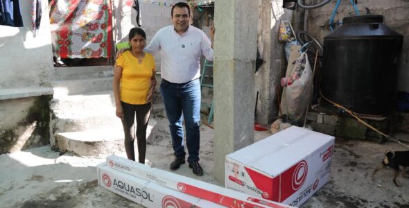 Entrega Gaspar Trueba Calentadores Solares para Mejorar Economía familiar en San Ildefonso