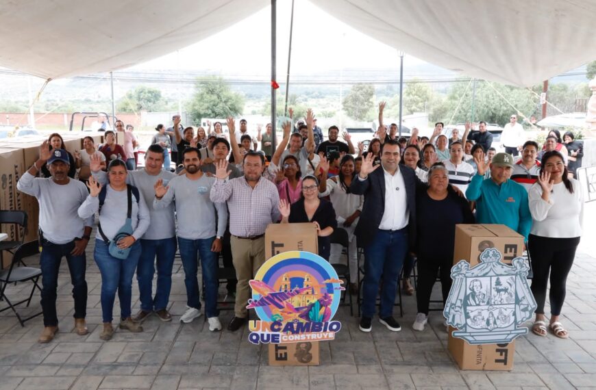 Entrega Gaspar Trueba Moncada Productos para el Hogar del programa “Apoyos que Construyen”
