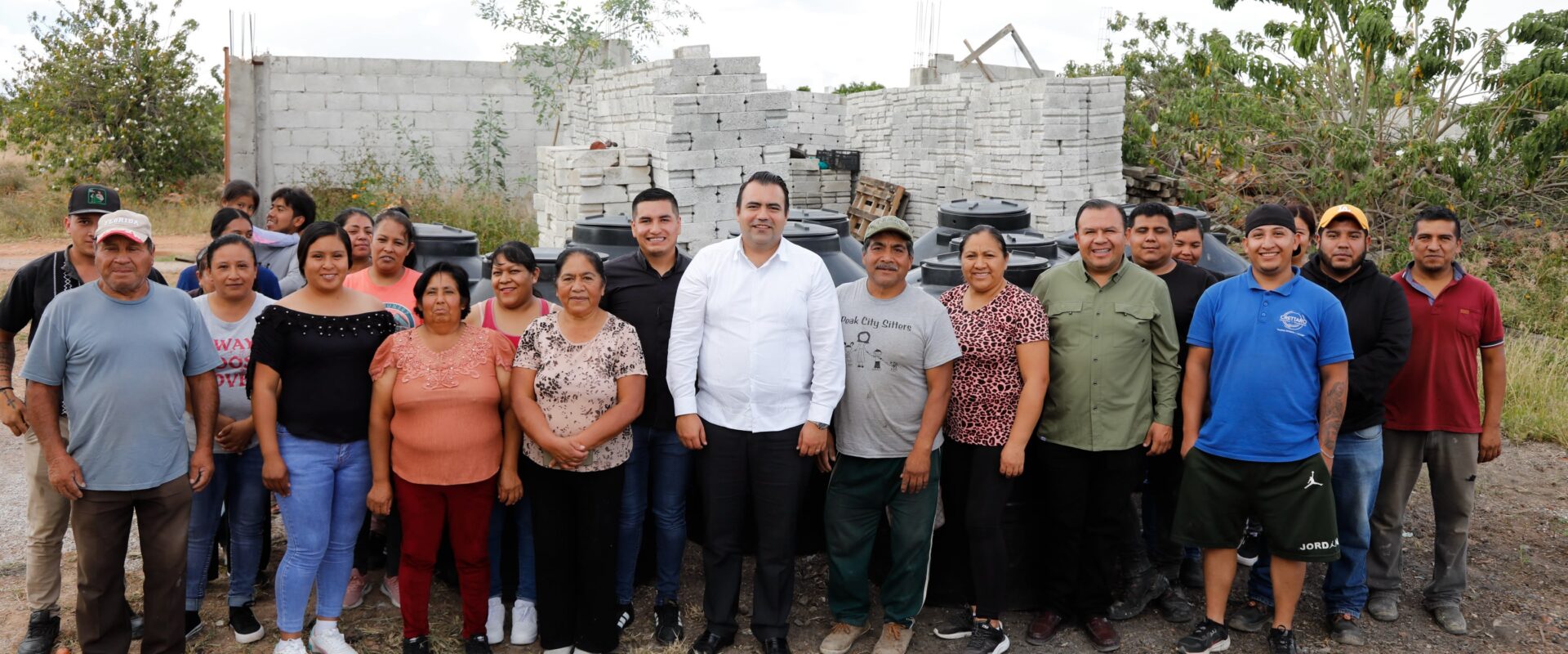 Entrega Gaspar Trueba Tinacos a Familias de La Esperanza y Anuncia Apoyos para Urecho