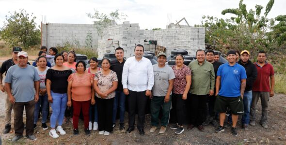 Entrega Gaspar Trueba Tinacos a Familias de La Esperanza y Anuncia Apoyos para Urecho