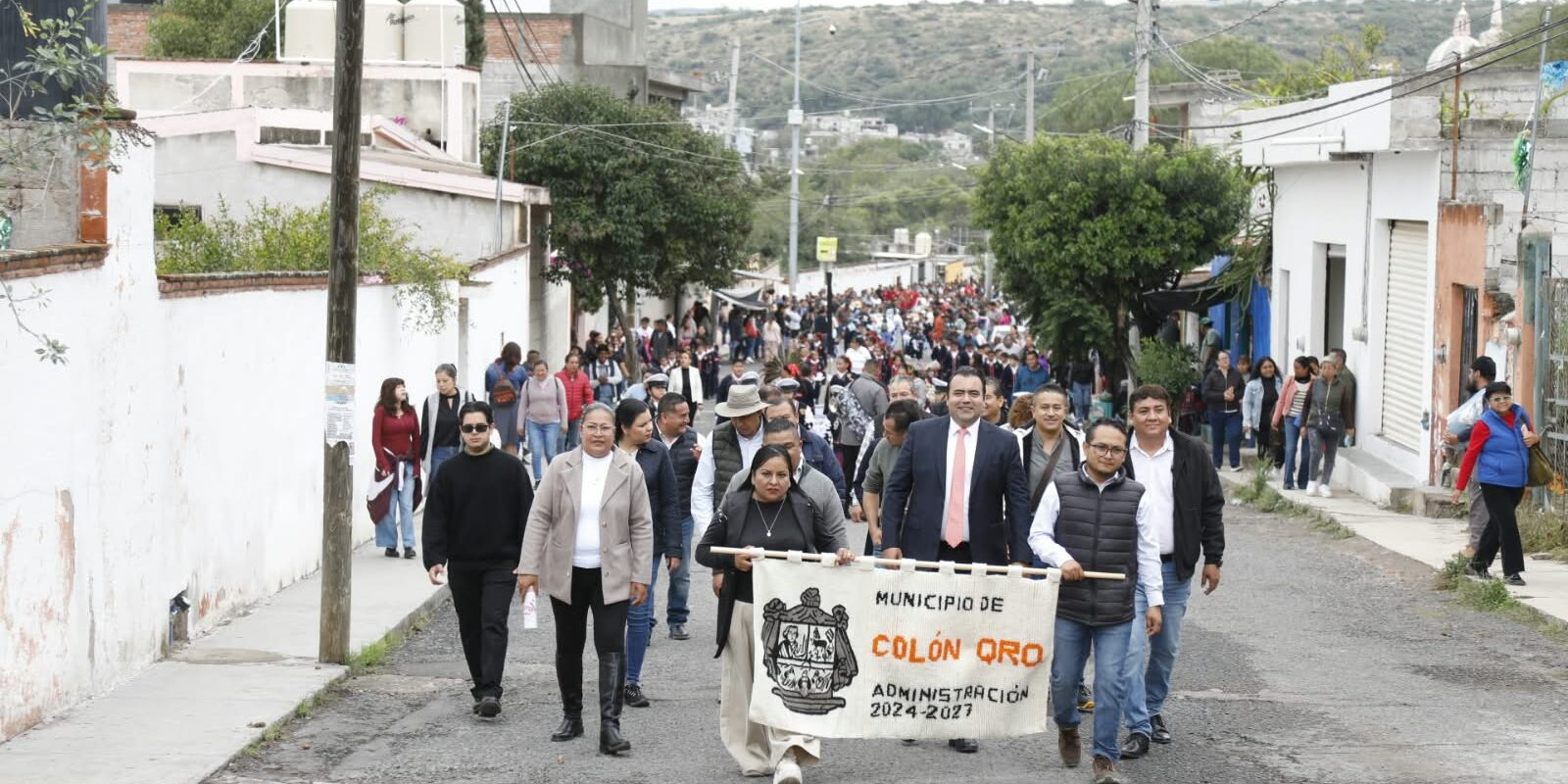 En el Día de la Nación Pluricultural, Gaspar Trueba Encabeza Desfile y Llama a Sentir Orgullo por las Raíces de Colón