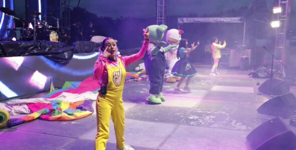 El K-Pop hizo Estallar el Teatro del Pueblo y Las Guerreras Conquistaron en la Feria Colón 2026 con Brillo y Música