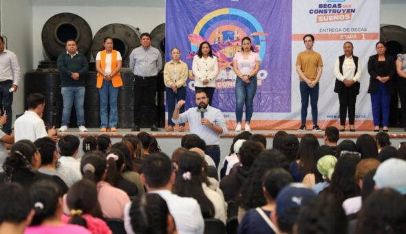 En Colón becan a 261 estudiantes del nivel básico, medio superior y superior